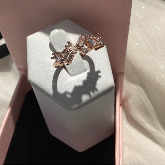 💋Beautiful Rose Gold Baguette DIamond (Lab) Cluster Band - Picture 5 of 16